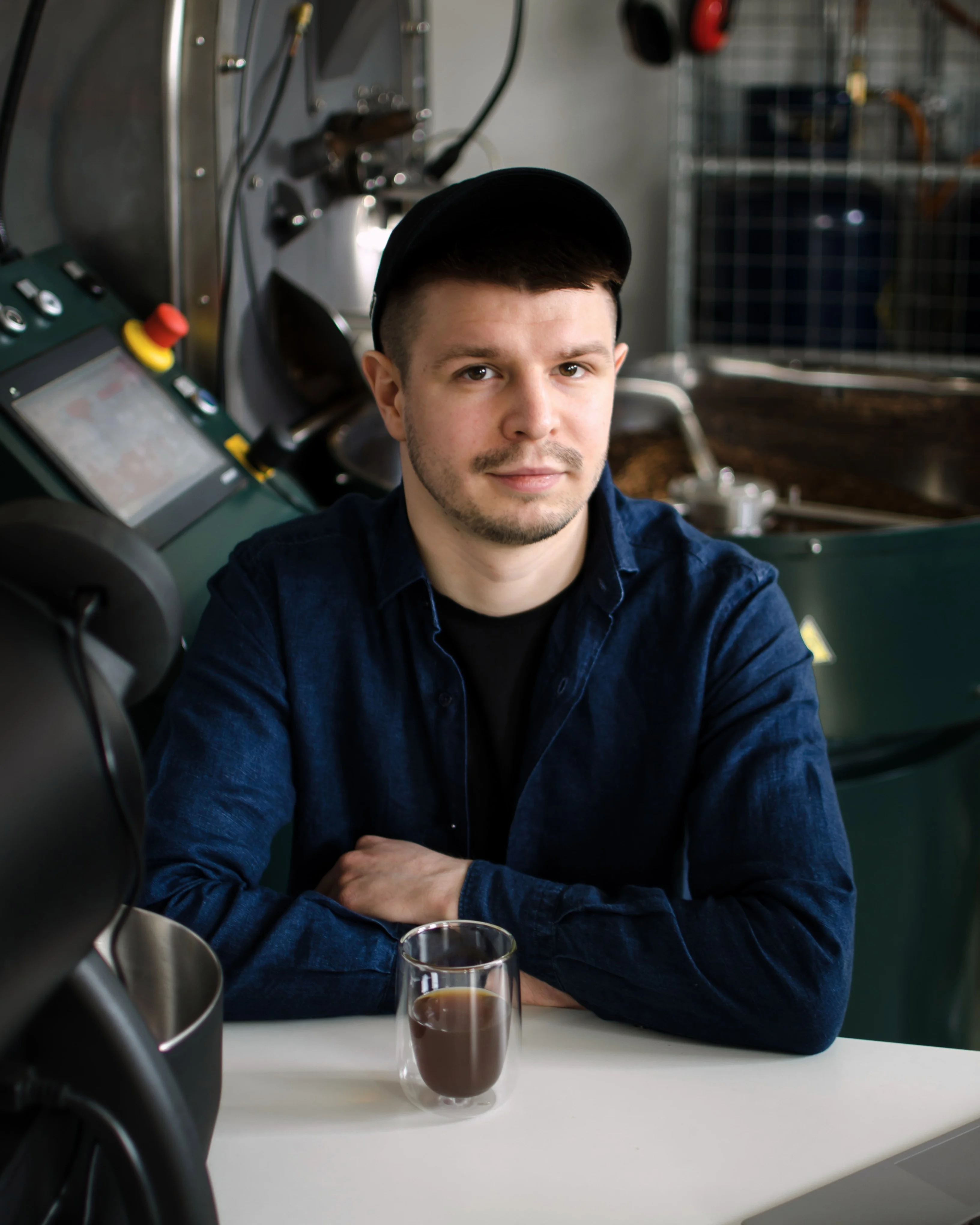 Roaster pracujący w palarni kawy